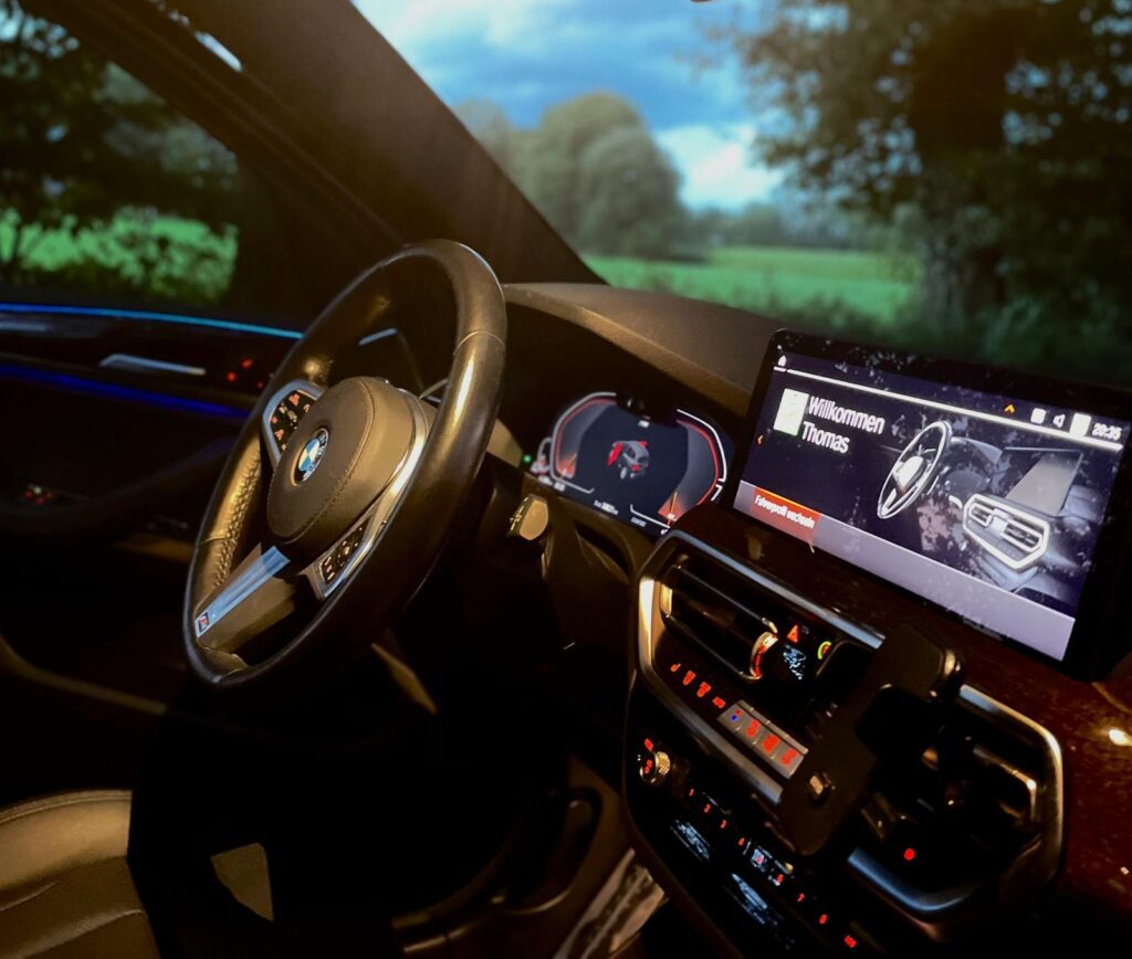 Cockpit des Fahrschulautos mit Display