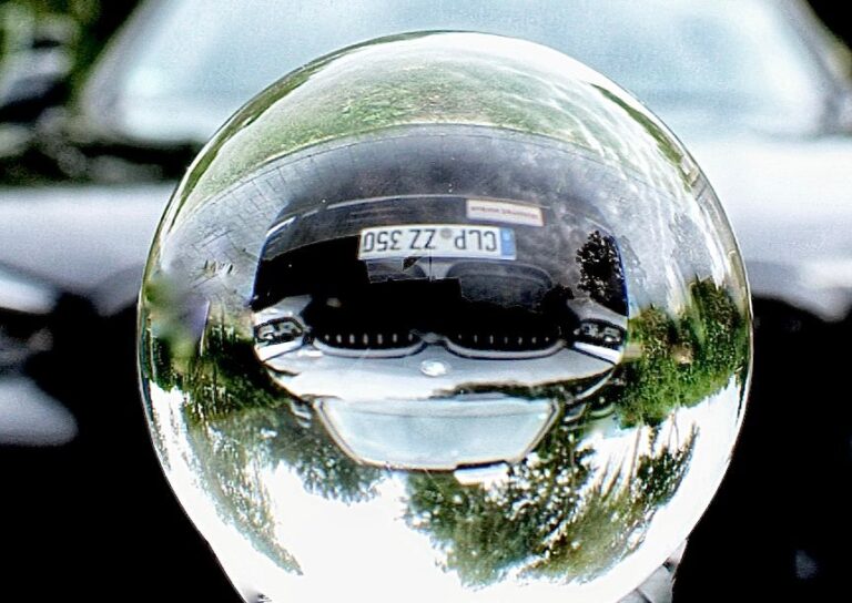 Glaskugel mit Spiegelung des Fahrschulautos